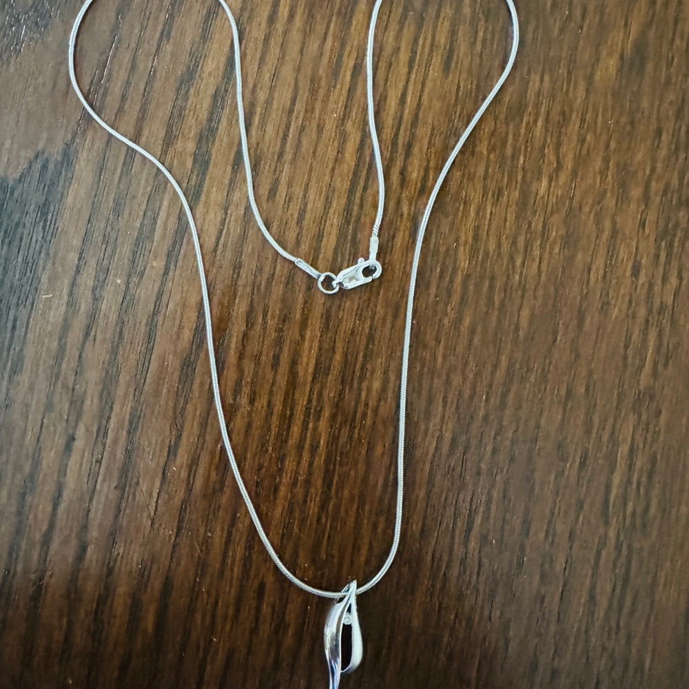 Elegant Silver Necklace with Pendant